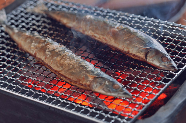 さんまやさばなどの青魚は脂質が多く含まれているのですが、その多くが不飽和脂肪酸なのでダイエット中でも心配なく摂取できるでしょう。不飽和脂肪酸には、ＬＤＬコレステロール（悪玉コレステロール）を減少させたり、動脈硬化を防いだり…健康効果があります。もちろん、過剰摂取は肥満の原因になりますが、脂質はダイエット中であっても必要な成分ですから、より体に良い脂質を摂取するために旬の青魚を取り入れてみてはいかがでしょうか。