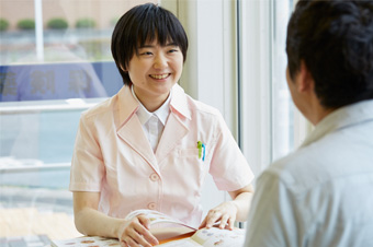 管理栄養士があなたの疑問にお答えいたします! 東海道薬局ではかかりつけ薬局の一環で無料栄養相談を行っております。 健康な体を手に入れる(維持する)には運動・食事は欠かせません。そこで食事に関して専門家である管理栄養士による栄養相談を始めることにしたのです。■ 時間が無くて病院にいけない ■ 健康について色々悩みがあるけど聞く人がいない ■ お医者さんに行くほどではないが気になることがある ■ 食生活・ダイエット・各種疾患に伴う食事制限のことに質問がある など本格的な食事療法・栄養指導をするために、東海道薬局の管理栄養士に相談しませんか?