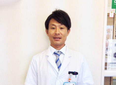 総合病院薬剤部勤務(前職)→東海道薬局へ(2016年2月入社)前職は、総合病院薬剤部勤務でした。救急対応のある所でしたので普段の当直に加えて救急受け入れの日は救急当直もありました。また、病院として入院患者さんのところに出向く顔の見える薬剤師を目指していたこともあり、各階の病棟毎にサテライト薬局として患者さんのお薬の配薬やナースステーションでのカンファレンスに定期的に参加するなど病院薬剤師としては、患者さんとの距離の近い職場でした。病院では各薬剤師が担当の病棟を受け持つシステムで、私は一年ほど緩和ケア病棟を担当することになりました。そこでは、常に死と向き合うことをどう捉えるかや、患者さんのQOLやADLをいかに向上させるかよい勉強をさせていただきました。そこで、患者さんとの距離が近いことは大変ではあるが自分の求めている働き方であると再認識させられたのです。